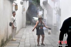 福州：“大空调”喷水雾为